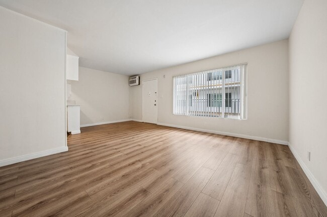 Building Photo - 2 bed 1 Bath Available Now