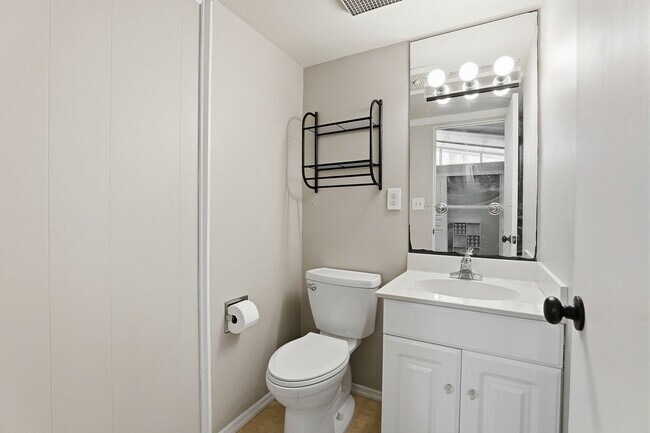 Building Photo - Private Home on 6 acres in Whitewater Schools!