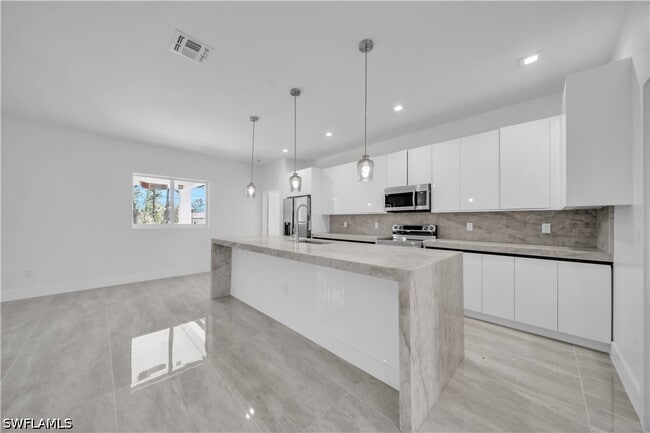 Building Photo - 828 Genoa Ave S