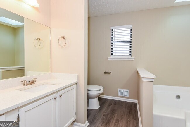 Building Photo - 584 Brooks St