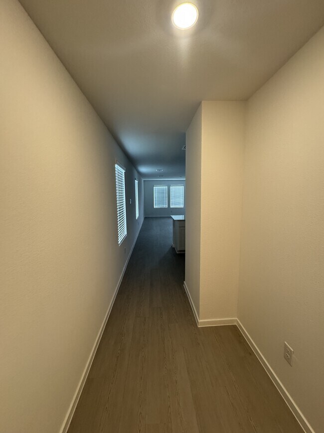 Building Photo - 913 Birkdale Dr