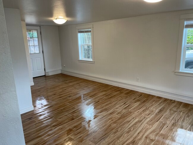 Building Photo - 220 Ruby Ave