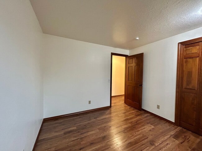 Building Photo - Timeless 5 Bed, 2.5 Bath Home - SW Beaverton