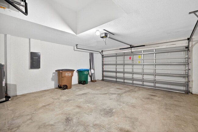 Building Photo - Cozy 3 Bed 2 Bath Home Available Immediately