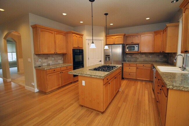 Building Photo - Alluring 4 Bedroom, 2.5 Bathroom Modern ho...