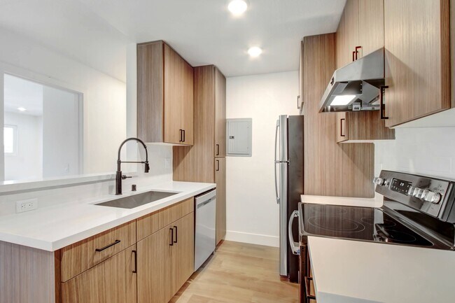 Building Photo - 930 N Martel