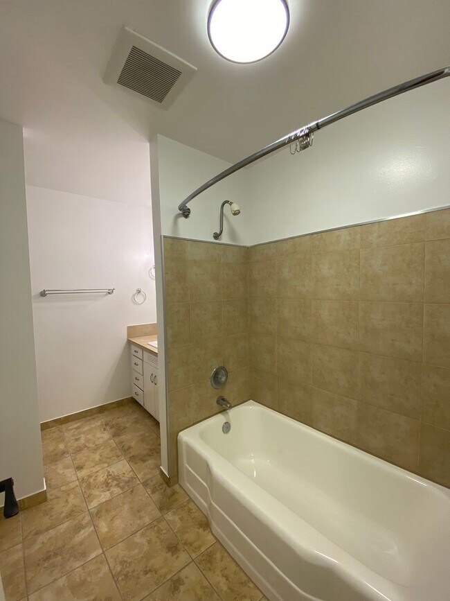 Building Photo - 355irv