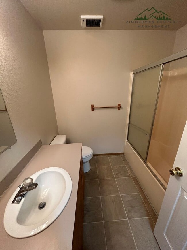 Building Photo - 427 S 58th St