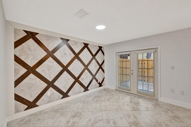 Building Photo - 3055 Riverside Dr