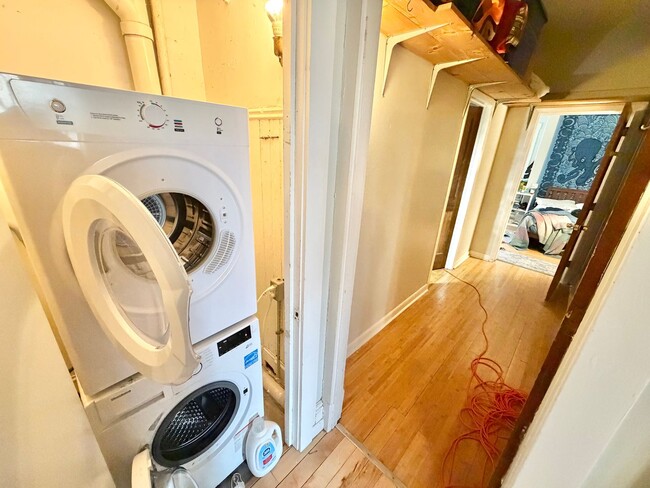 Building Photo - 3 Bedroom Apartment in Burlington VT Available NOW! OFF STREET PARKING, LAUNDRY, HEAT INCLUDED.