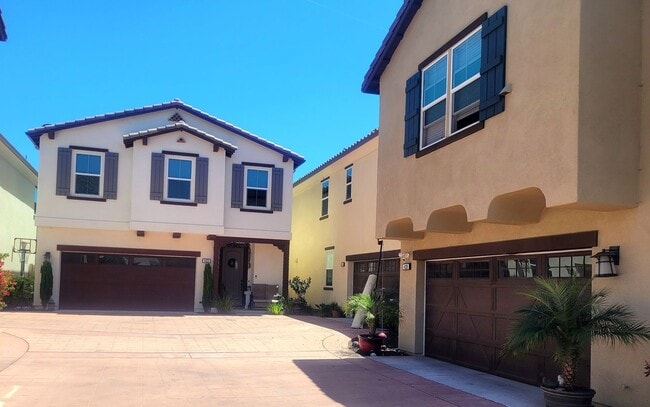 Building Photo - Gorgeous 4 Bedroom 4Bath Home With Solar a...