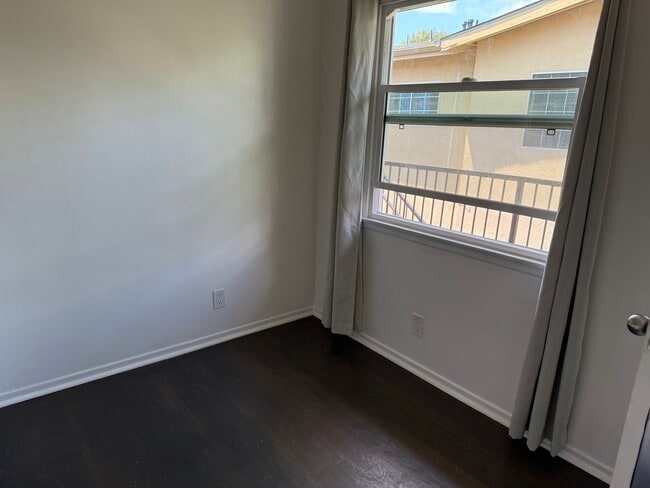 Dining Area with Natural Lighting - 6128 De Longpre Ave