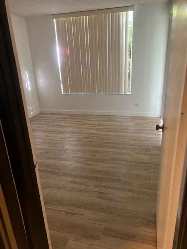 Building Photo - 3720 Inverrary Dr