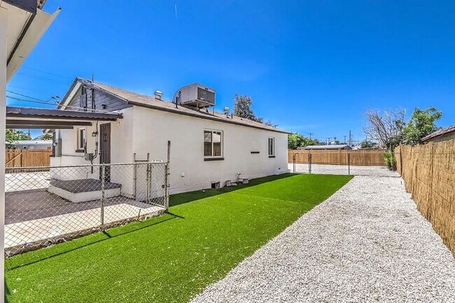 Building Photo - Coming Soon! 3bed 2 bath plus Casita HUGE ...