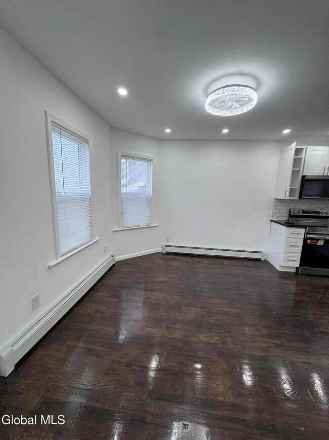 Building Photo - 885 Yorkston St