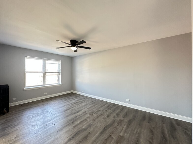 Building Photo - 4027 N Kenmore Ave