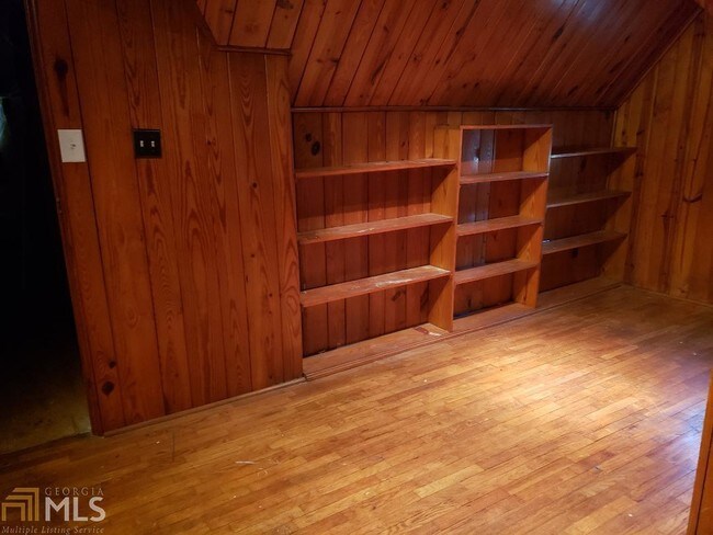 Building Photo - 586 Shannon Dr SW