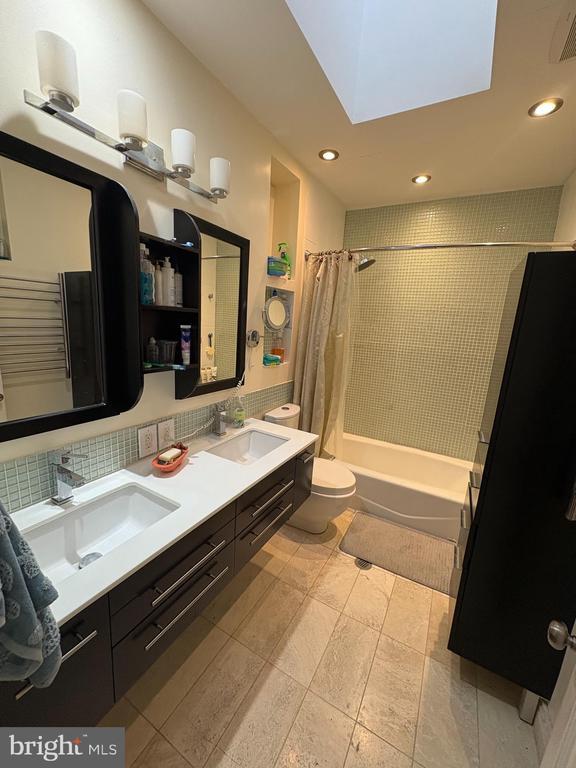 Building Photo - 636 Kenyon St NW