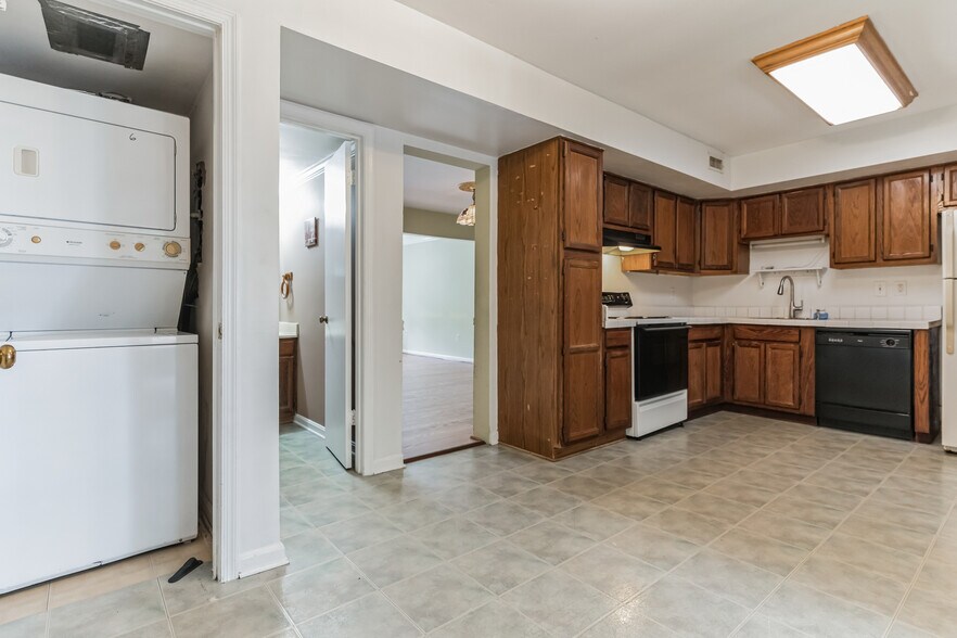 Building Photo - 15606 Traverser Ct
