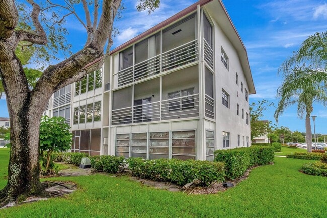 Building Photo - 393 Fanshaw J