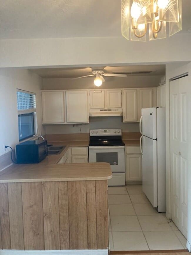 Building Photo - Spacious 1,226 SF Unit - 2 bd / 2 ba near UF - Brandywine Condos
