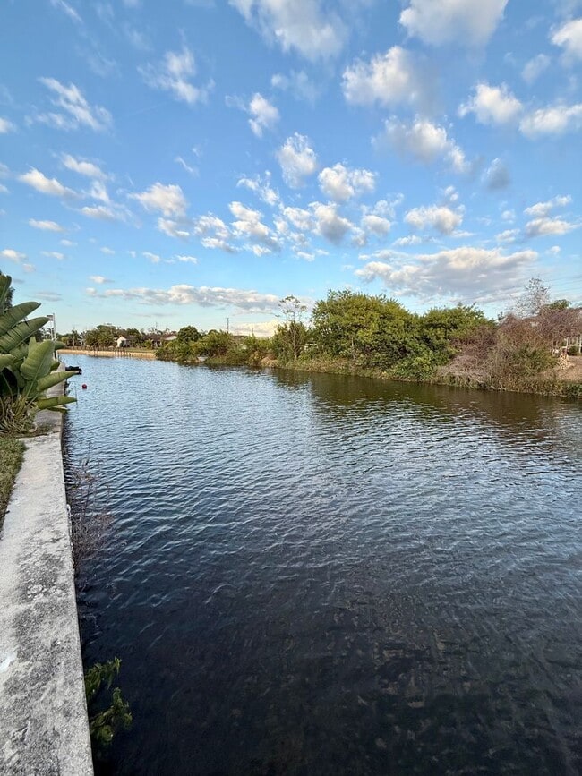 Building Photo - Stunning Furnished Pool him on Accessible Canal