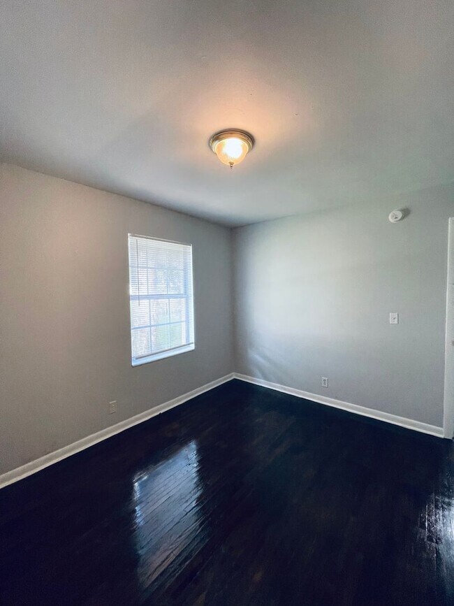Building Photo - 3 Bedroom, 1 Bath House East Nashville!