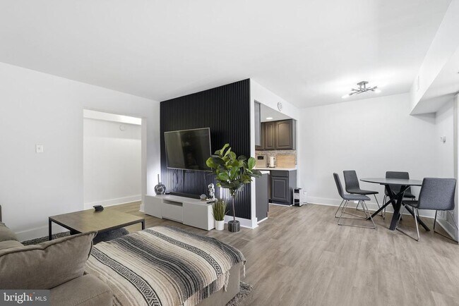 Building Photo - 11647 Stoneview Square