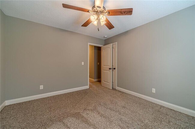 Building Photo - 511 Lena Dr