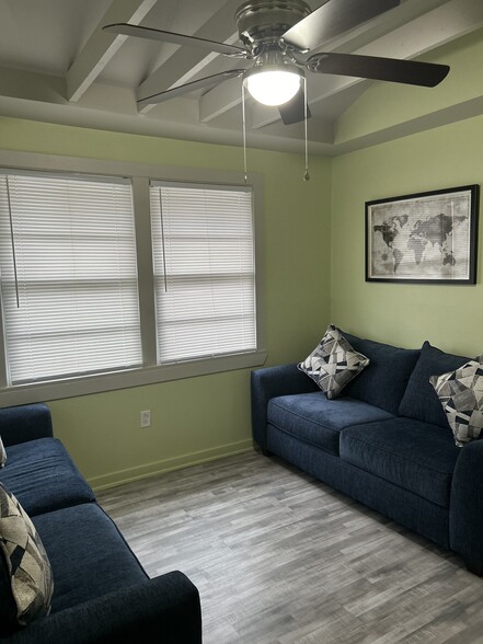 Living room - 9115 Palmetto St