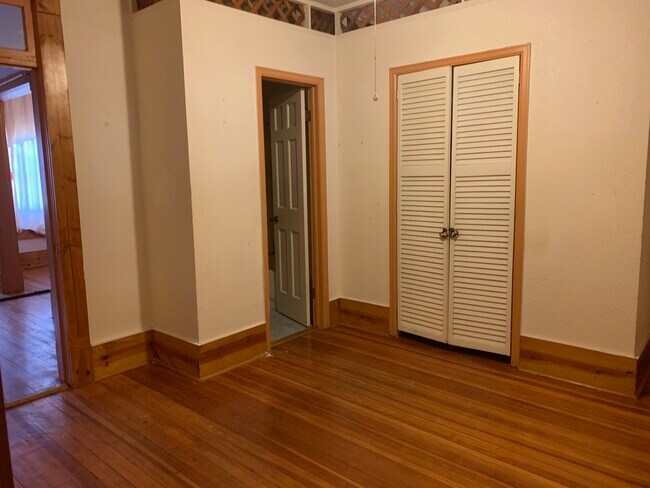 Building Photo - 318 W 17th St