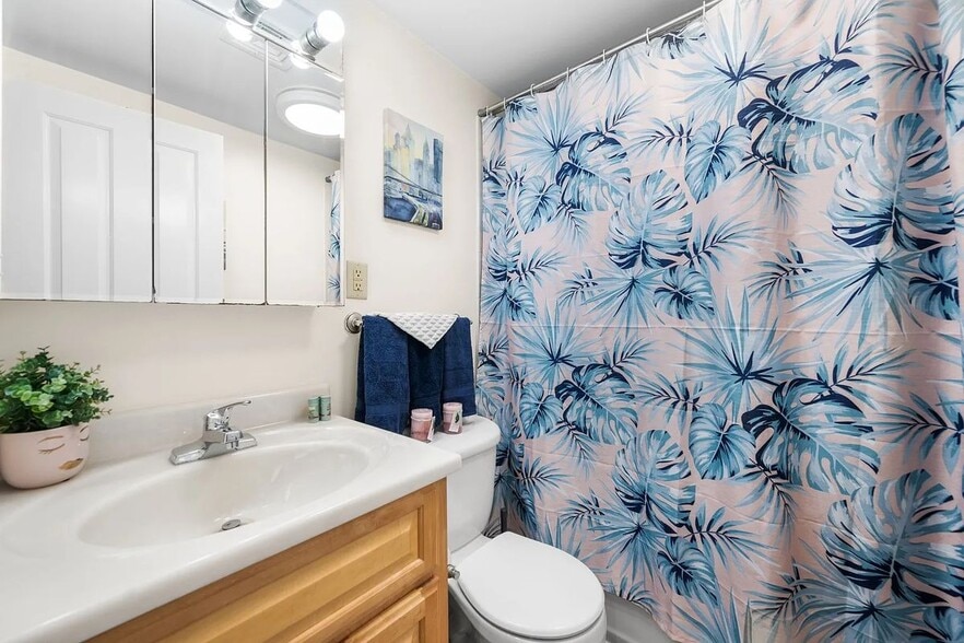 Building Photo - 49 Cedar St