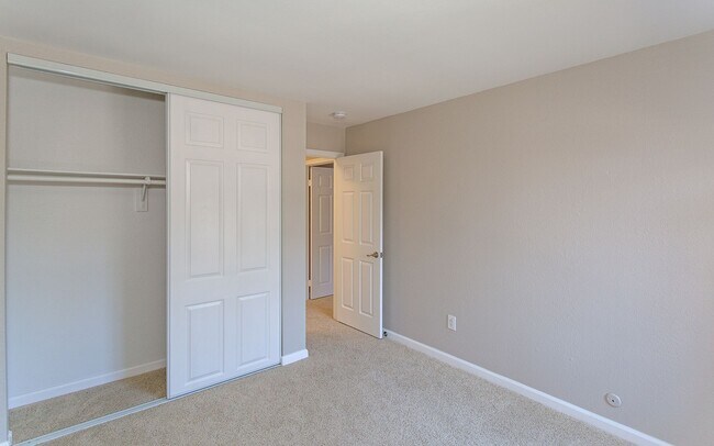 Building Photo - Lovely upstairs 2 bedroom Condo with Modern upgrades in Oceanside