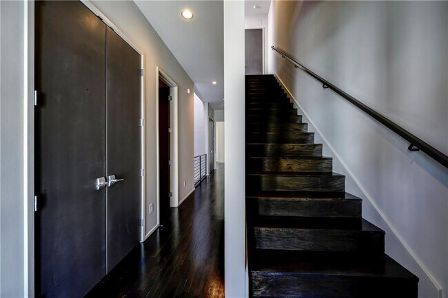 Building Photo - 721 Longleaf Dr NE