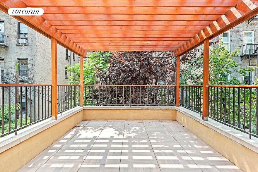 Building Photo - 592 3rd St