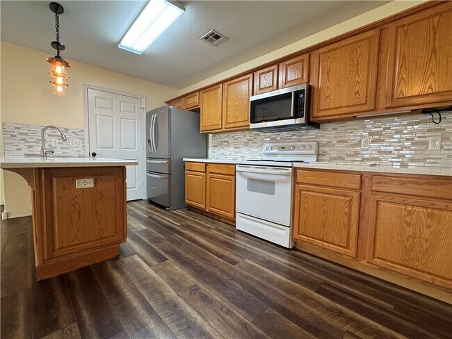 Building Photo - 910 NW A St