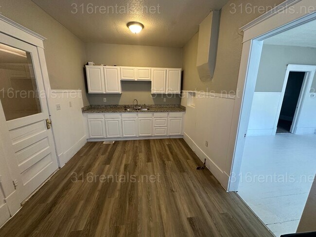 Building Photo - $1049 - 3 bedroom 1 bath - Single Family Home