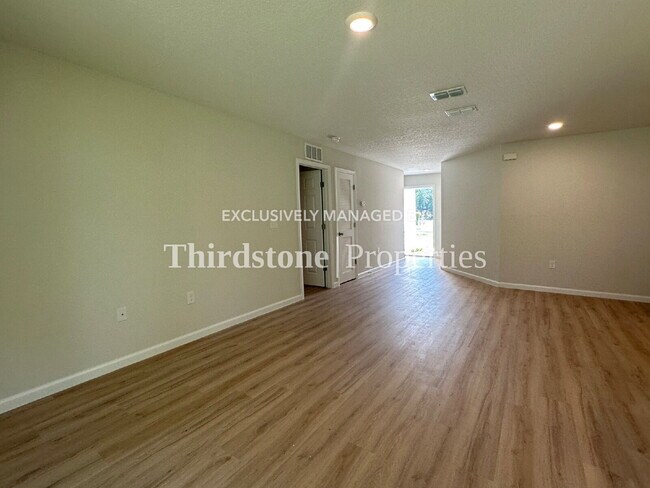 Building Photo - 5024 Paris Ave