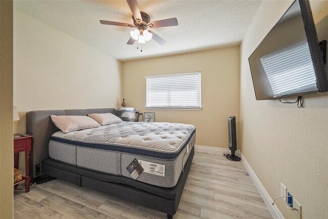 Building Photo - 2911 Parkwood Manor Dr
