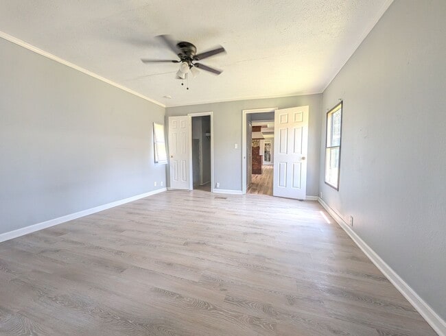 Building Photo - 107 Country Ln