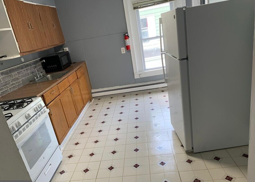 Building Photo - 1103 W State St