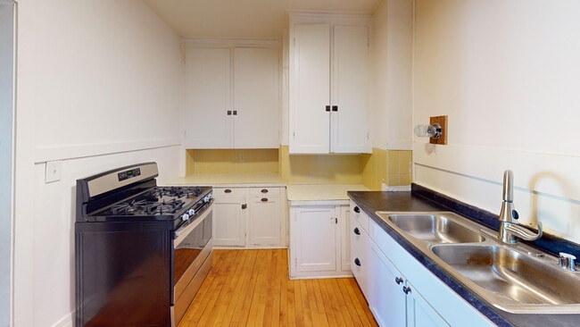 Kitchen - The Badger Den Apartments on Kendall
