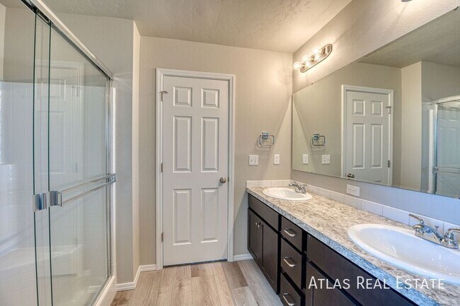 Building Photo - 2711 W Balboa Dr