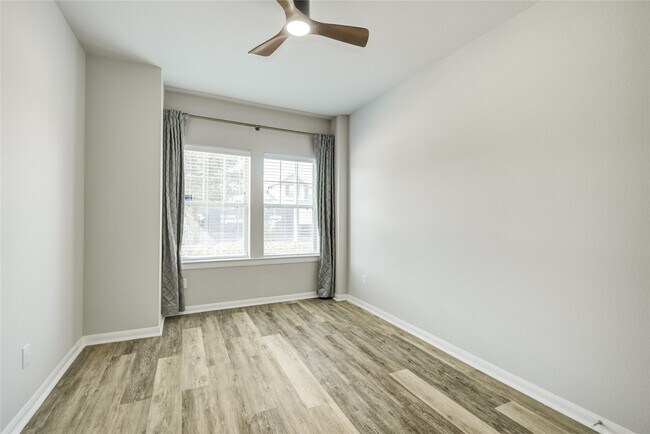 Building Photo - 2815 Torrey Pines Dr