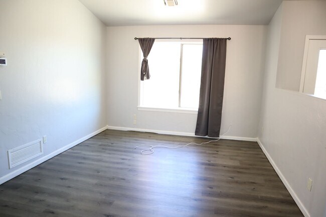 Building Photo - Livable, Lovable, & Available!