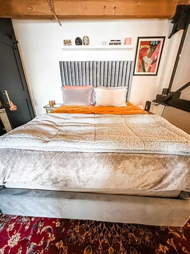 Building Photo - Gorgeous one bedroom one bathroom Denver Loft