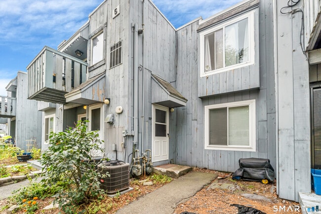 Building Photo - 5 Birch Ln