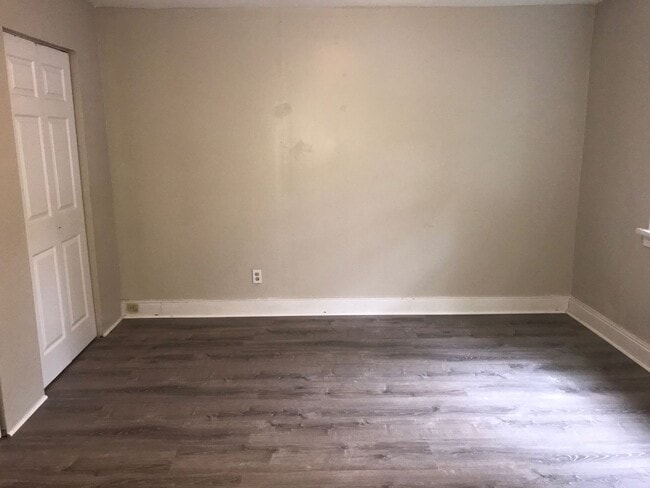 Building Photo - Spacious 2-3 bedroom home in Park Hill- Section 8 accepted