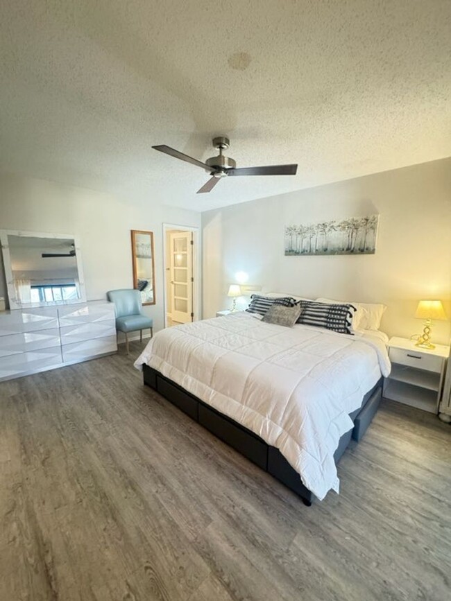 Building Photo - Annual modern 2-bedroom, 2-bath condo in t...