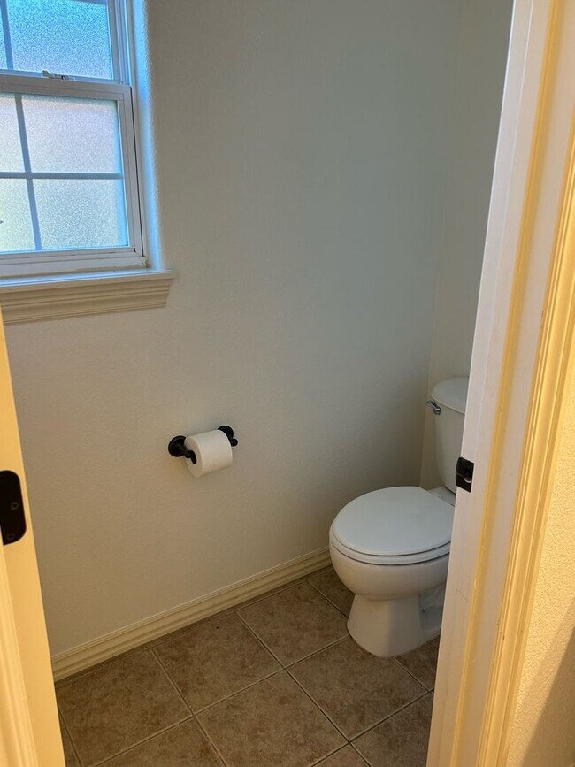 Building Photo - 1909 SW Elington St